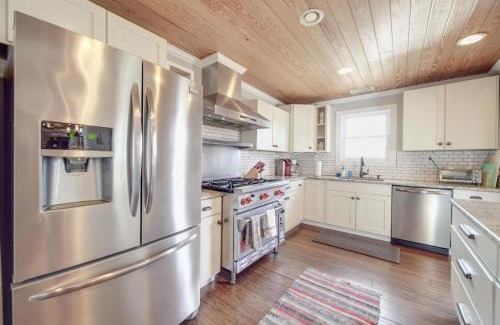 Dixie - Berryhill Casa | Chateau Merlot Lakefront Retreat USNWC Boat Rental