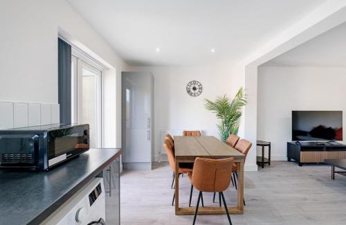 Cranford Casa | Chaucer Avenue 6 Bedroom & 3 Bathroom with Parking