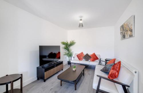 Cranford Casa | Chaucer Avenue 6 Bedroom & 3 Bathroom with Parking