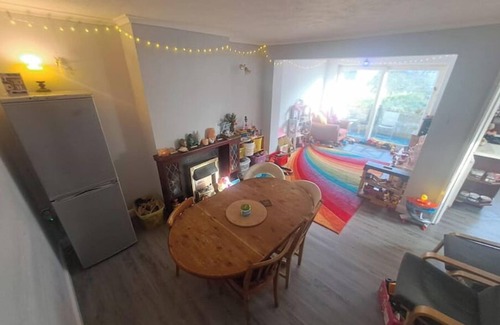 Southwick Casa | Cheap n' Cheerful Town House with view of Horses.