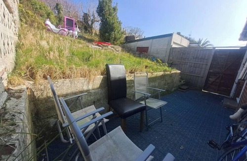 Southwick Casa | Cheap n' Cheerful Town House with view of Horses.