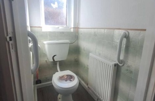 Southwick Casa | Cheap n' Cheerful Town House with view of Horses.