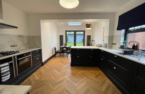 Whiteabbey Casa | Cheerful 2 bed house on Causeway Coastal Route with parking