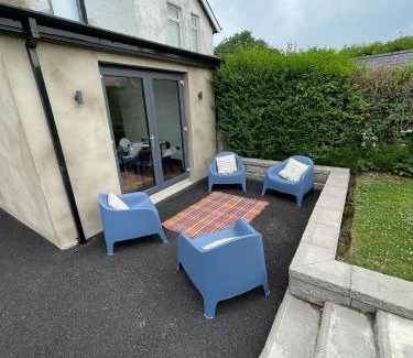 Whiteabbey Casa | Cheerful 2 bed house on Causeway Coastal Route with parking