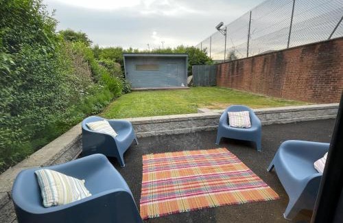 Whiteabbey Casa | Cheerful 2 bed house on Causeway Coastal Route with parking