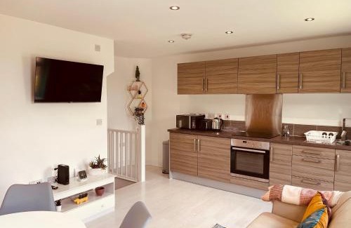 Wakefield Casa | Cheerful 2-bed townhouse in Wakefield with parking