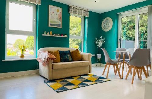 Wakefield Casa | Cheerful 2-bed townhouse in Wakefield with parking