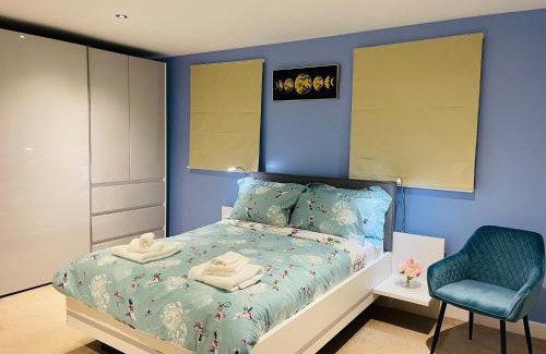 Wakefield Casa | Cheerful 2-bed townhouse in Wakefield with parking