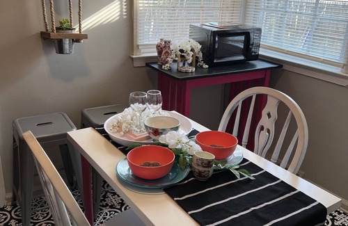 Madison Heights Casa | Cheerful 2 Bedroom Home| Free Wifi| Washer & Dryer| Roku TV