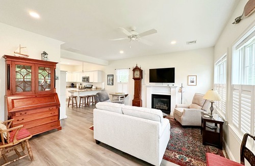 Arundel Casa | Cheerful 2 Bedroom Vacation Home with Pool!