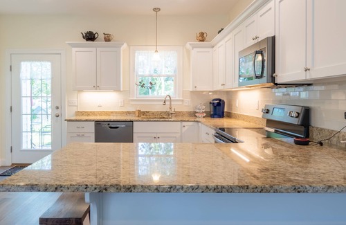 Arundel Casa | Cheerful 2 Bedroom Vacation Home with Pool!