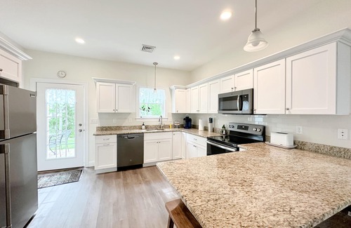 Arundel Casa | Cheerful 2 Bedroom Vacation Home with Pool!