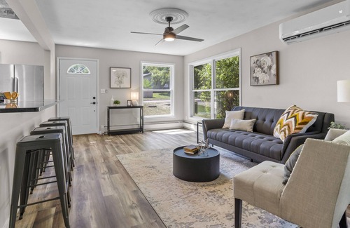 Iowa City Casa | Cheerful 2BR Home | close to UIHC, shopping & MORE