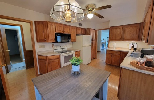 Milwaukee Casa | Cheerful 3 bedroom home with garage parking