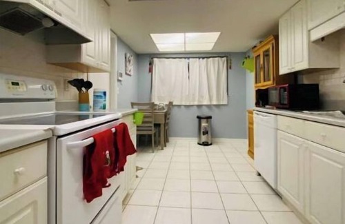 Brandon Casa | Cheerful 3-bedroom home with pool and office