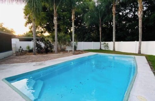 Brandon Casa | Cheerful 3-bedroom home with pool and office