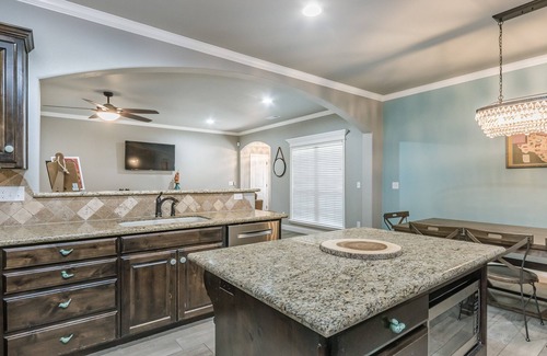 Canyon Casa | Cheerful 3-Bedroom Home w King Bed, Fireplace, W/D, 10 min from Palo Duro Canyon