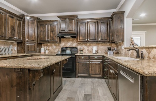 Canyon Casa | Cheerful 3-Bedroom Home w King Bed, Fireplace, W/D, 10 min from Palo Duro Canyon