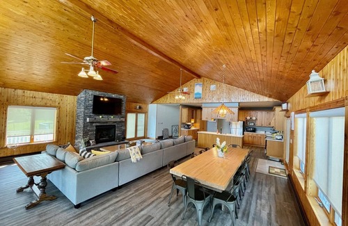 Town of Fowler Casa | Cheerful 3-Bedroom Lake House