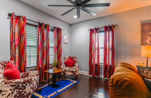 Harlandale Casa | Cheerful 3 bedroom home near San Antonio downtown.