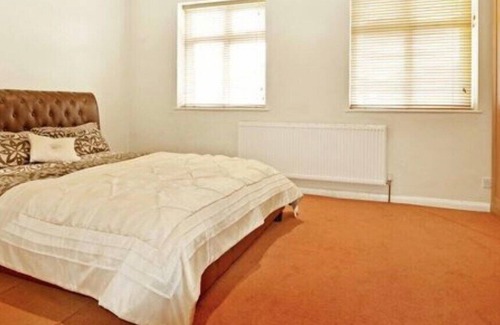 Erith Casa | Cheerful 6 bedroom house- free parking and garden