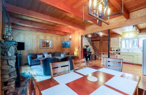 Tahoe Woods Cabina | Cheerful and bright Tahoe City Cabin close to all!