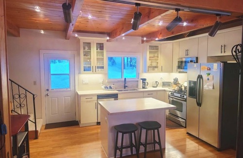 Tahoe Woods Cabina | Cheerful and bright Tahoe City Cabin close to all!