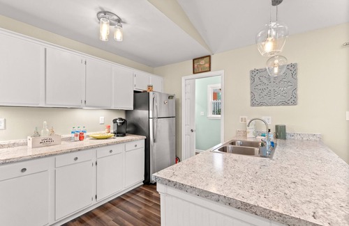 Lexington Casa | 😃 Cheerful and cozy, 3 bedroom home 🏡 recessed into a wooden lot