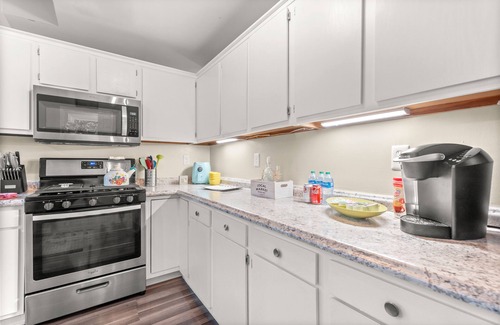 Lexington Casa | 😃 Cheerful and cozy, 3 bedroom home 🏡 recessed into a wooden lot