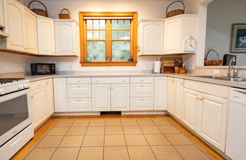 Eagles Mere Cabaña | Cheerful and spacious lake-front vacation home