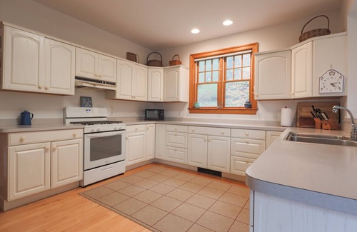 Eagles Mere Cabaña | Cheerful and spacious lake-front vacation home