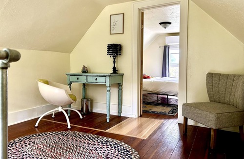University District Casa | Cheerful & Clean Bungalow! Fabulous Location!