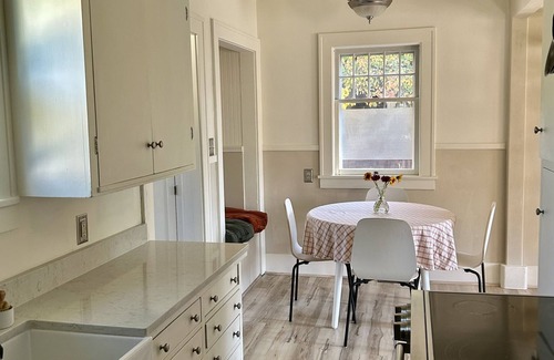 University District Casa | Cheerful & Clean Bungalow! Fabulous Location!