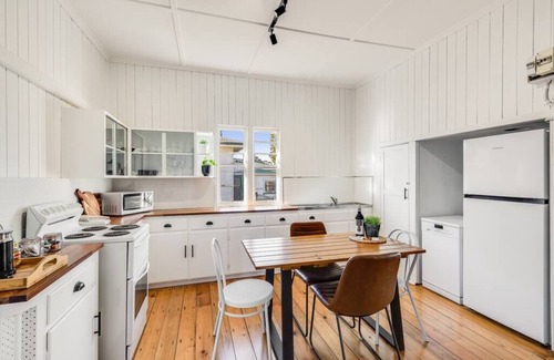 Wilsonton Casa | Cheerful, Cosy Cottage - Near Rose Garden!