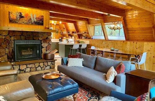 Meadow View Heights Cabina | Cheerful Couples Get-Away Cabin at 8,500 Feet