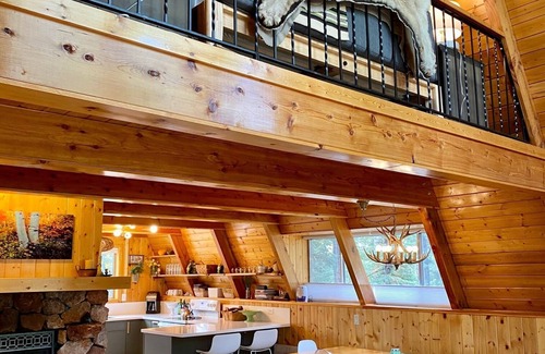 Meadow View Heights Cabina | Cheerful Couples Get-Away Cabin at 8,500 Feet