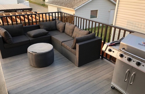 Red Deer Casa | Cheerful, cozy 4 bedroom house w/ hot tub and firepit area