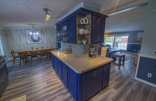 Cedar Lake Casa | Cheerful, Lake Home with amazing backyard!