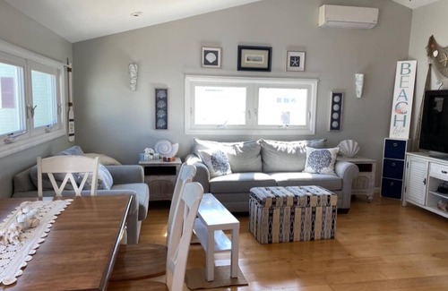 Ocean Beach III Cabaña | Cheerful newly renovated 2 bd Beach Cottage in OBIII, Free parking