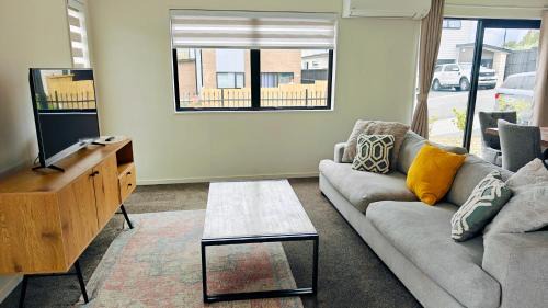 Hamilton Casa | Cheerful Spanking New House with 3 Bds 2 and half Bath