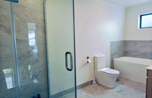 Hamilton Casa | Cheerful Spanking New House with 3 Bds 2 and half Bath