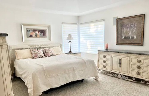 New York Mills Casa | Cheerful two bedroom home with patio