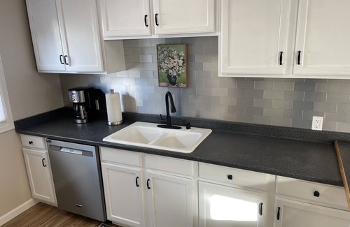 Eureka Casa | Cheerful Two Bedroom Bungalow Newly Remodeled! Arcade games, Air Hockey Table.