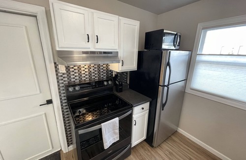 Eureka Casa | Cheerful Two Bedroom Bungalow Newly Remodeled! Arcade games, Air Hockey Table.