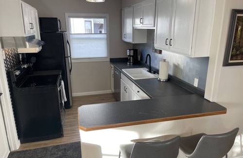 Eureka Casa | Cheerful Two Bedroom Bungalow Newly Remodeled! Arcade games, Air Hockey Table.