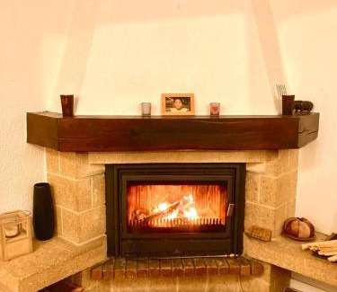 Noville Villa | Cheerful villa with fireplace, bath-tub and garden