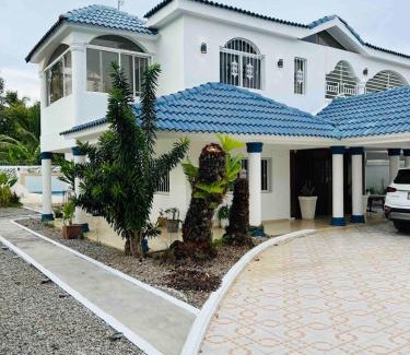 Baoba del Pinar Villa | Cheerfull 4 bedroom Villa with pool #VillaLioness