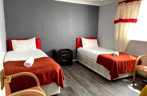 Dunstable Casa | Chelsea Garden -Huku Kwetu- Dunstable - Spacious 4 Bedroom House -L&D Hospital - London -M1- Airport -Group Accommodation up to 9 People