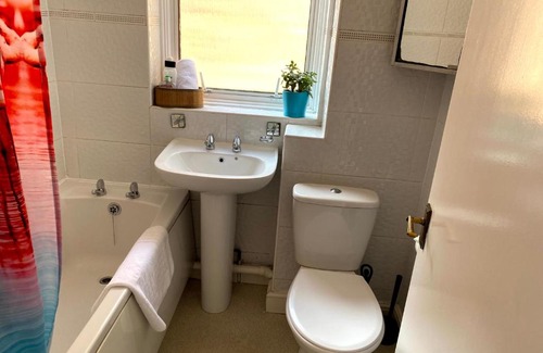 Dunstable Casa | Chelsea Garden -Huku Kwetu- Dunstable - Spacious 4 Bedroom House -L&D Hospital - London -M1- Airport -Group Accommodation up to 9 People