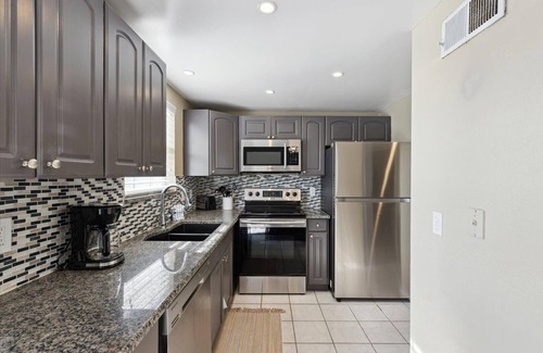 Cape Caneveral Beach Gardens Casa | Cherie Down Townhome W/ Patio, Balcony, BBQ Grills, Fire Pit & 5 Minute Walk to the Beach! 🏖️